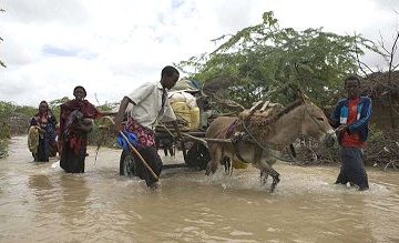 Alcuni migranti che fuggono dalle inondazioni in Kenya. Immagine via B. Bannon/UNHCR.