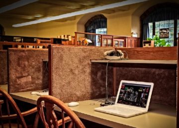 foto di: Thumprchgo. Titolo: Biblioteca Tranquillo Educazione Scuola Università. Da PIXBAY, dominio pub.