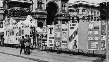 Manifesti elettorali in piazza del Duomo a Milano per le elezioni del 19 maggio 1968 (Fonte: Almanacco storia illustrata 1968)