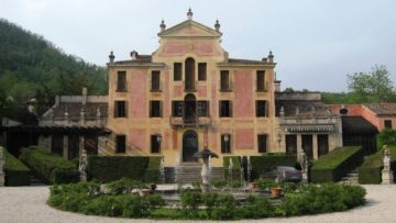 Facciata di Villa Barbarigo a Valsanzibio. Di GFS - Opera propria, CC BY-SA 3.0, https://commons.wikimedia.org/w/index.php?curid=5572252