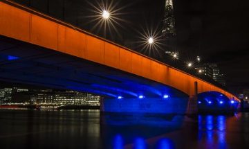 London Bridge By Night Di DonDavid82 - Opera propria, CC BY-SA 3.0, https://commons.wikimedia.org/w/index.php?curid=23239152