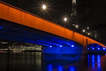 London Bridge By Night Di DonDavid82 - Opera propria, CC BY-SA 3.0, https://commons.wikimedia.org/w/index.php?curid=23239152