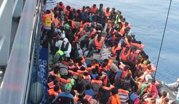 Personale militare del pattugliatore irlandese LÉ Eithne (P31) impegnato nel recupero di un barcone di migranti durante l'operazione Triton (15 giugno 2015). Di Irish Defence Forces - https://www.flickr.com/photos/dfmagazine/18898637736/, CC BY 2.0, https://commons.wikimedia.org/w/index.php?curid=41045858