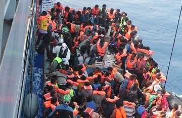 Personale militare del pattugliatore irlandese LÉ Eithne (P31) impegnato nel recupero di un barcone di migranti durante l'operazione Triton (15 giugno 2015). Di Irish Defence Forces - https://www.flickr.com/photos/dfmagazine/18898637736/, CC BY 2.0, https://commons.wikimedia.org/w/index.php?curid=41045858