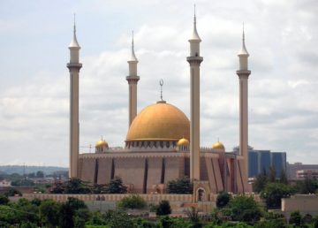 By Shiraz Chakera - Abuja's central mosque, CC BY-SA 2.0, https://commons.wikimedia.org/w/index.php?curid=2877072