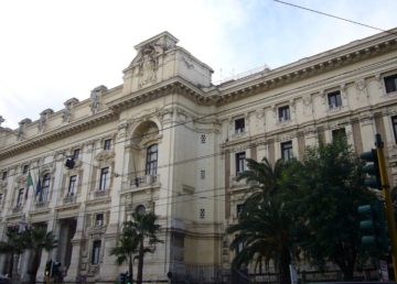 Roma, Ministero della Pubblica Istruzione a viale Trastevere. Di Lalupa - Opera propria, CC BY-SA 3.0, https://commons.wikimedia.org/w/index.php?curid=12205320