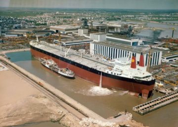 Le Batillus dans la forme d'armement, dont l'allongement aurait permis d'accueillir des navires de 1000000 t. - Par Jacques Girard — Originally from http://www.marine-marchande.net/groupe%20mar-mar/Documents/Photos2/Batillus.htm, higher resolution picture sent later privately., Copyrighted free use, https://commons.wikimedia.org/w/index.php?curid=529764