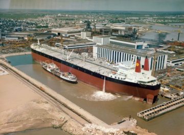Le Batillus dans la forme d'armement, dont l'allongement aurait permis d'accueillir des navires de 1000000 t. - Par Jacques Girard — Originally from http://www.marine-marchande.net/groupe%20mar-mar/Documents/Photos2/Batillus.htm, higher resolution picture sent later privately., Copyrighted free use, https://commons.wikimedia.org/w/index.php?curid=529764