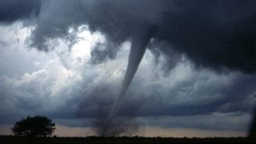 Una tromba d'aria in Oklahoma (1999). Di Daphne Zaras - http://www.nssl.noaa.gov/headlines/dszpics.htmlOriginally uploaded at en.wikipedia; description page is/was here., Pubblico dominio, https://commons.wikimedia.org/w/index.php?curid=2130165