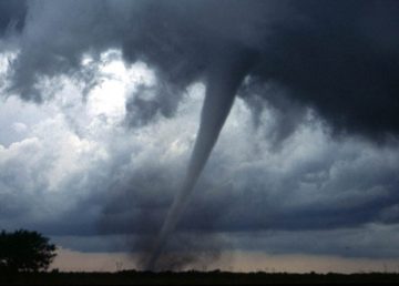 Una tromba d'aria in Oklahoma (1999). Di Daphne Zaras - http://www.nssl.noaa.gov/headlines/dszpics.htmlOriginally uploaded at en.wikipedia; description page is/was here., Pubblico dominio, https://commons.wikimedia.org/w/index.php?curid=2130165