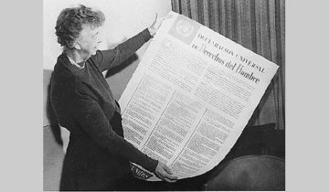 Eleanor Roosevelt with the Spanish text of the Universal Declaration in 1949. By Unknown - Franklin D Roosevelt Library website, Public Domain, https://commons.wikimedia.org/w/index.php?curid=4881283