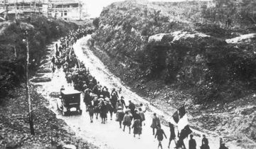 Fascisti marciano verso Roma (28 ottobre 1922) Di sconosciuto - http://nhs.needham.k12.ma.us, Pubblico dominio, https://commons.wikimedia.org/w/index.php?curid=3518583