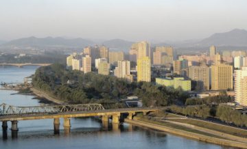 Pyongyang sorge sul fiume Taedong. Di Kok Leng Yeo from Singapore, Singapore - Pyongyang, North Korea, CC BY 2.0, https://commons.wikimedia.org/w/index.php?curid=4962461