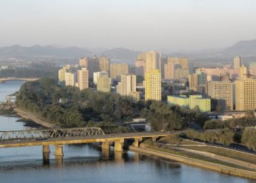 Pyongyang sorge sul fiume Taedong. Di Kok Leng Yeo from Singapore, Singapore - Pyongyang, North Korea, CC BY 2.0, https://commons.wikimedia.org/w/index.php?curid=4962461