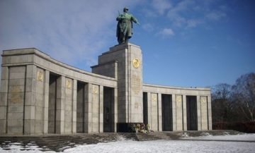 L'area monumentale a Berlino dedicata al soldato sovietico dell'Armata Rossa. Di C.Mezzo-1 at de.wikipedia - Opera propria, Pubblico dominio, https://commons.wikimedia.org/w/index.php?curid=15298078