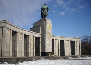 L'area monumentale a Berlino dedicata al soldato sovietico dell'Armata Rossa. Di C.Mezzo-1 at de.wikipedia - Opera propria, Pubblico dominio, https://commons.wikimedia.org/w/index.php?curid=15298078