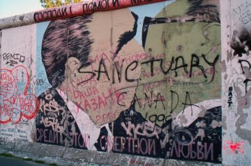 Su questo graffito del muro di Berlino ci sono Brežnev ed H00onecker che si baciano. La frase in alto in cirillico dice: "Signore! Aiutami a sopravvivere a questo amore letale" (photo by Dmitry Vrubel, 1989 )