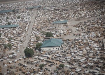 Dans l’État de Borno, dans le nord-est du Nigeria, le camp pour déplacés internes de Ngala, surpeuplé et photographié en avril 2017. Au début du mois de septembre 2017, une attaque de Boko Haram a tué au moins sept personnes dans ce camp. © 2017 Jane Hahn/Washington Post