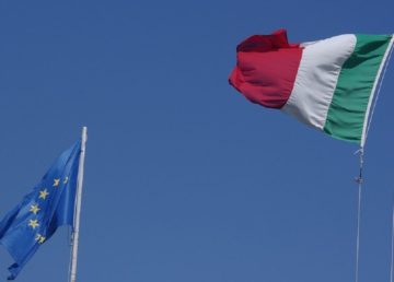 Bandiera italiana e bandiera europea (Pixabay)