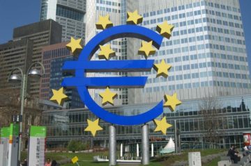 € Banca Centrale Europea a Francoforte, di Giorgio Minga, Attribution 3.0 Unported (CC BY 3.0)