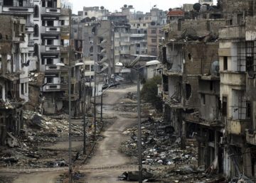Damage in a street at the al-Khalidiya neighborhood of Homs, on November 19, 2012. (Reuters/Yazan Homsy), di Freedom House, Attribution 2.0 Generic (CC BY 2.0)