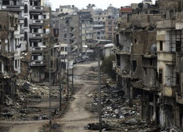 Damage in a street at the al-Khalidiya neighborhood of Homs, on November 19, 2012. (Reuters/Yazan Homsy), di Freedom House, Attribution 2.0 Generic (CC BY 2.0)