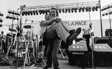 Berlinguer e Roberto Benigni il 16 giugno 1983 al Pincio Di Attilio Cristini - Il ricordo di Enrico Berlinguer, roccocordi.altervista.org, 11 giugno 2011., Pubblico dominio, https://it.wikipedia.org/w/index.php?curid=4571185