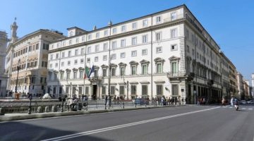 Roma - Palazzo Chigi. Di Geobia - Opera propria, CC BY-SA 3.0, https://commons.wikimedia.org/w/index.php?curid=20999824 La foto di Elena e Maria Chiara è stata fornita da Elena e Maria Chiara