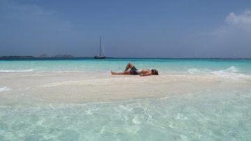 Giovanni Malquori e la barca a vela Papayaga a Los Roques, foto papayaga.it