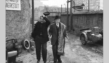 Screenshot proveniente dal film Totò e Peppino divisi a Berlino Di Lodewijk Vadacchino - Screenshot autoprodotto, Pubblico dominio, https://it.wikipedia.org/w/index.php?curid=934759