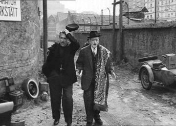 Screenshot proveniente dal film Totò e Peppino divisi a Berlino Di Lodewijk Vadacchino - Screenshot autoprodotto, Pubblico dominio, https://it.wikipedia.org/w/index.php?curid=934759