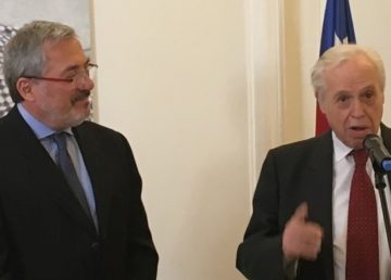 L’ambasciatore Fernando Ayala e Roberto Savio durante la cerimonia presso l’ambasciata del Cile , foto di Massimo Predieri per italiani.net