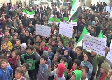 Una dimostrazione nel nord della Siria nella regione di Afrin, di Qasioun News Agency, Wikimedia Commons