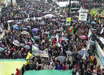 Dimostrazione nella città di Afrin, Siria, di Voice of America Kurdish, Wikimedia Commons