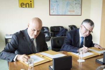 Il momento della firma: l'amministratore delegato di Eni Claudio Descalzi e il presidente del Cnr Massimo Inguscio