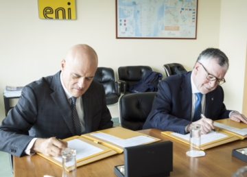 Il momento della firma: l'amministratore delegato di Eni Claudio Descalzi e il presidente del Cnr Massimo Inguscio
