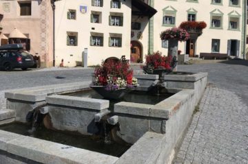 Fontana di acqua minerale in una piazza del centro antico di Scuol, foto di Massimo Predieri