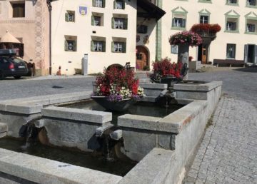 Fontana di acqua minerale in una piazza del centro antico di Scuol, foto di Massimo Predieri