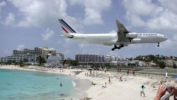 Saint-Martin. Tipica immagine di un aereo in atterraggio all'aeroporto Principessa Giuliana. Pubblico dominio