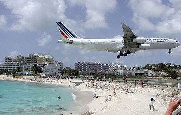 Saint-Martin. Tipica immagine di un aereo in atterraggio all'aeroporto Principessa Giuliana. Pubblico dominio