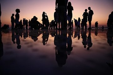 Gente riflessa (fonte Pixabay)