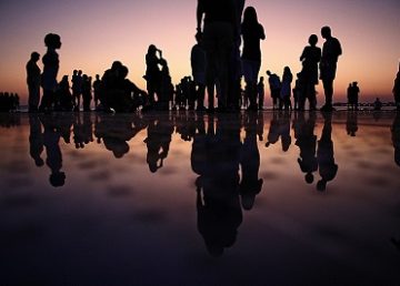 Gente riflessa (fonte Pixabay)