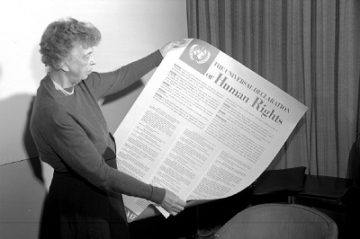 Mrs. Eleanor Roosevelt, moglie del presidente degli Stati Uniti, mostra la Dichiarazione in formato poster (1949)