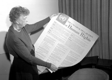Mrs. Eleanor Roosevelt, moglie del presidente degli Stati Uniti, mostra la Dichiarazione in formato poster (1949)