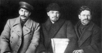 Stalin, Lenin, Kalinin 1919 (fonte foto wikimedia)