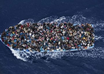 Barcone con migranti (Segon Premi en la Categoria General Notícies al World Press Photo. MASSIMO SESTINI/REUTERS)