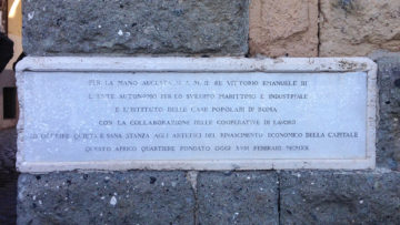 Lapide commemorativa in Piazza Benedetto Brin, Garbatella – Foto di M.Elena Castore ©