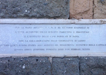 Lapide commemorativa in Piazza Benedetto Brin, Garbatella – Foto di M.Elena Castore ©