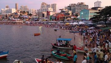 La spiaggia di Rio Vermelho in occasione della Festa di Iemanjá – Foto di M. Elena Castore @