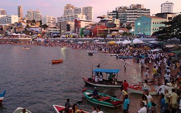 La spiaggia di Rio Vermelho in occasione della Festa di Iemanjá – Foto di M. Elena Castore @